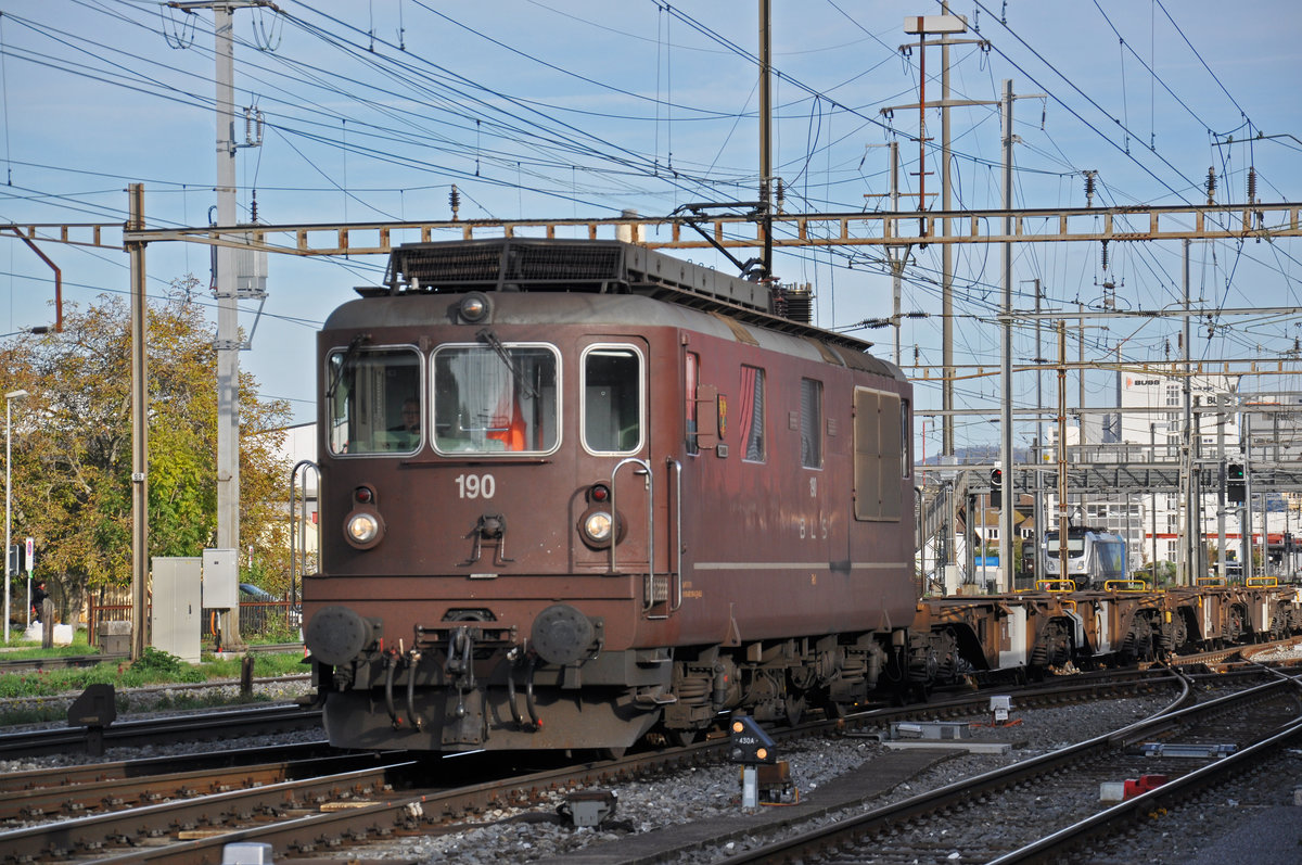 Re 425 190 der BLS durchfährt den Bahnhof Pratteln. Die Aufnahme stammt vom 24.10.2019.