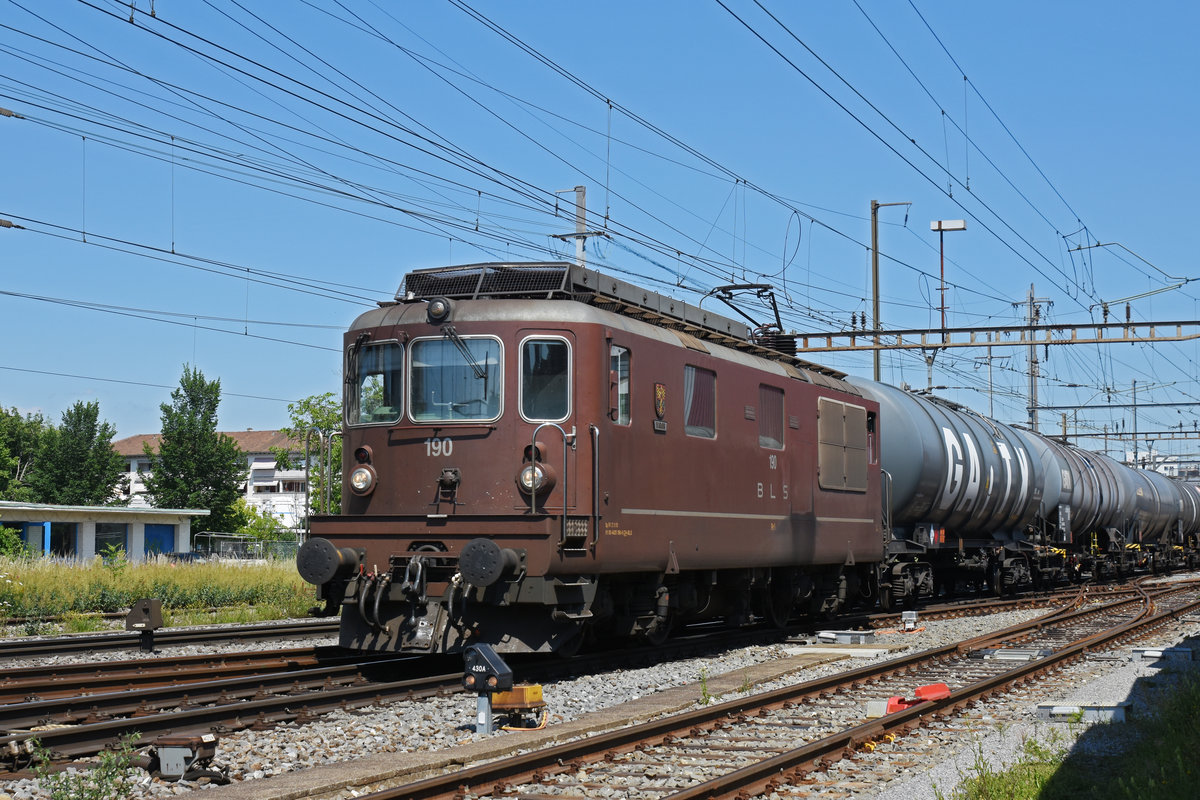 Re 425 190 der BLS durchfährt den Bahnhof Pratteln. Die Aufnahme stammt vom 25.06.2020.