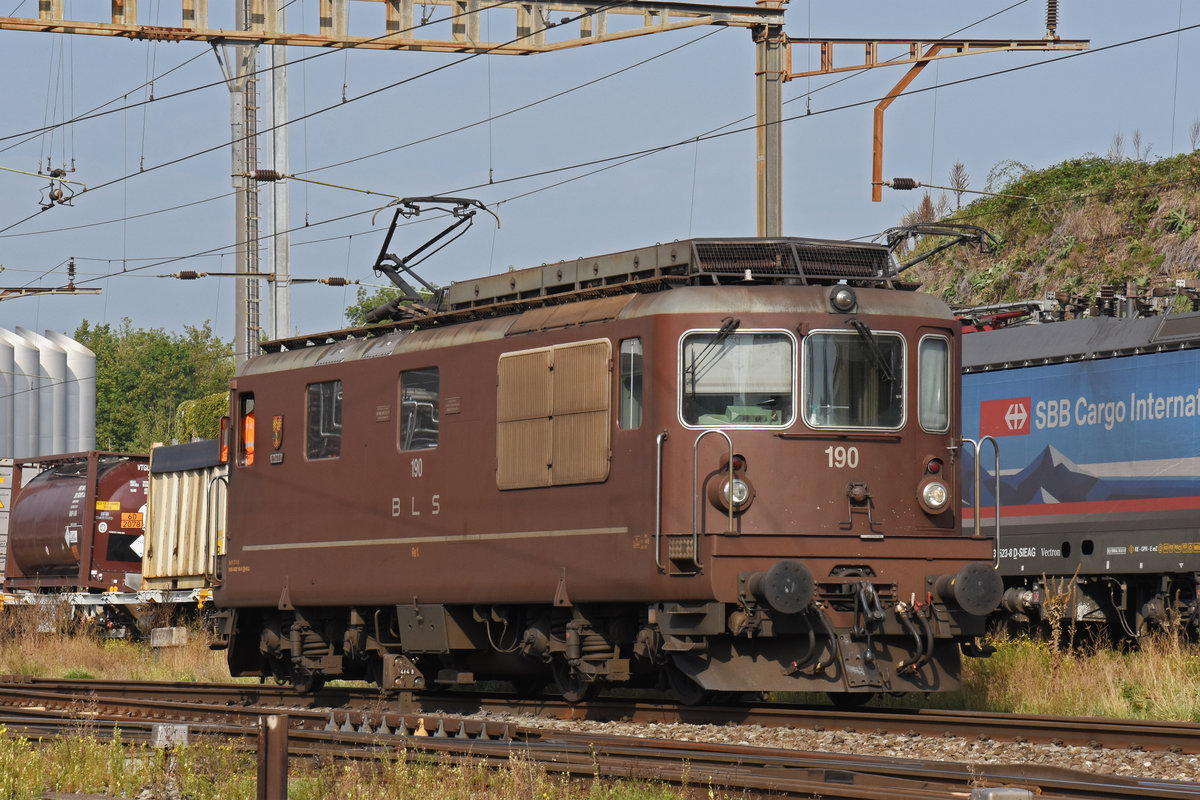 Re 425 190 der BLS durchfährt solo den Bahnhof Pratteln. Die Aufnahme stammt vom 16.09.2020.