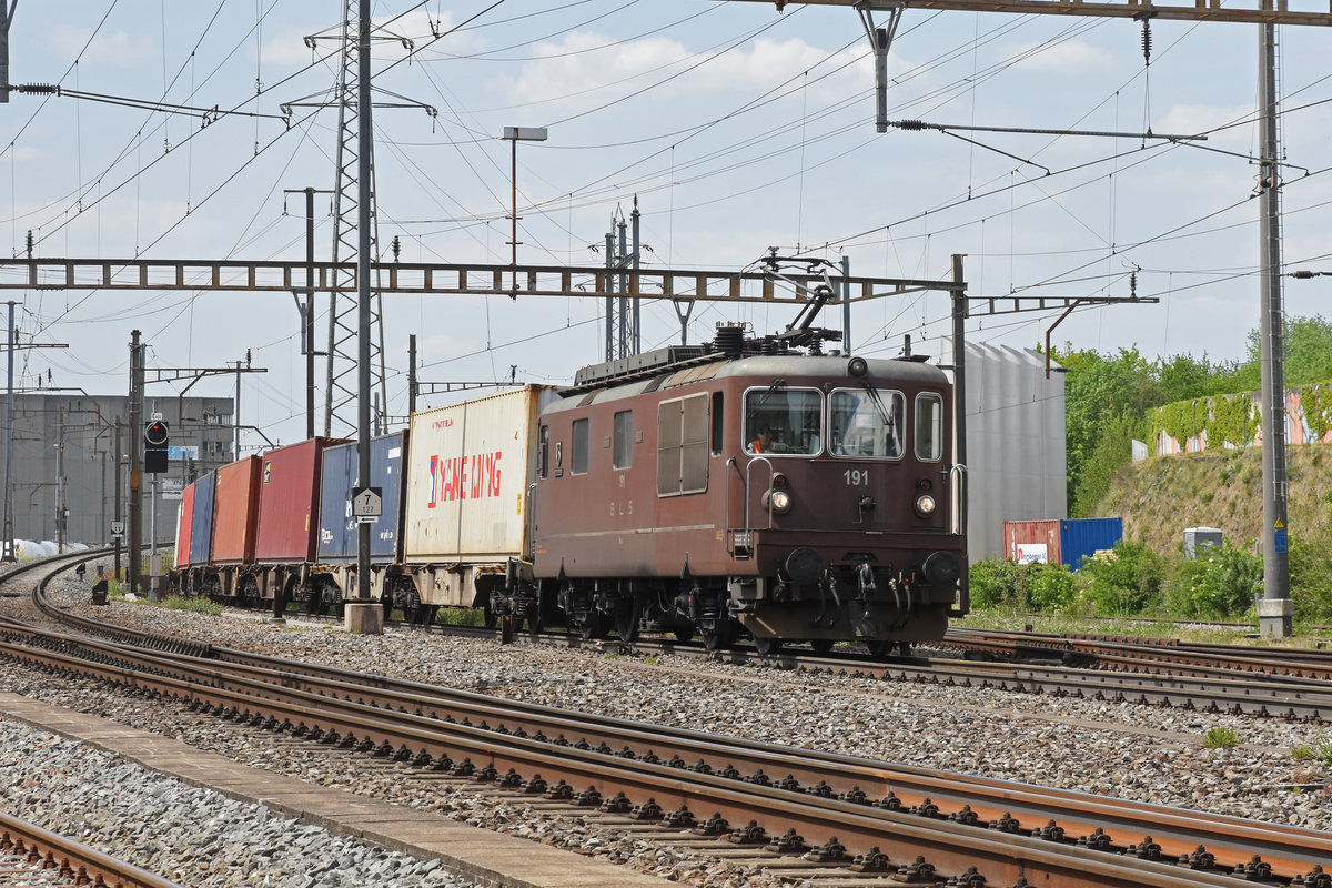 Re 425 191 der BLS durchfährt den Bahnhof Pratteln. Die Aufnahme stammt vom 24.04.2020.