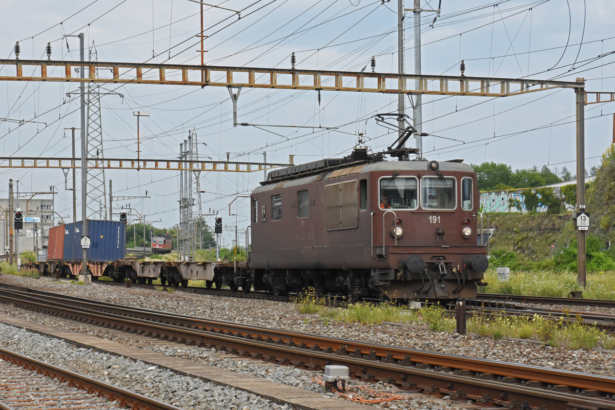 Re 425 191 der BLS durchfährt den Bahnhof Pratteln. Die Aufnahme stammt vom 26.06.2020.