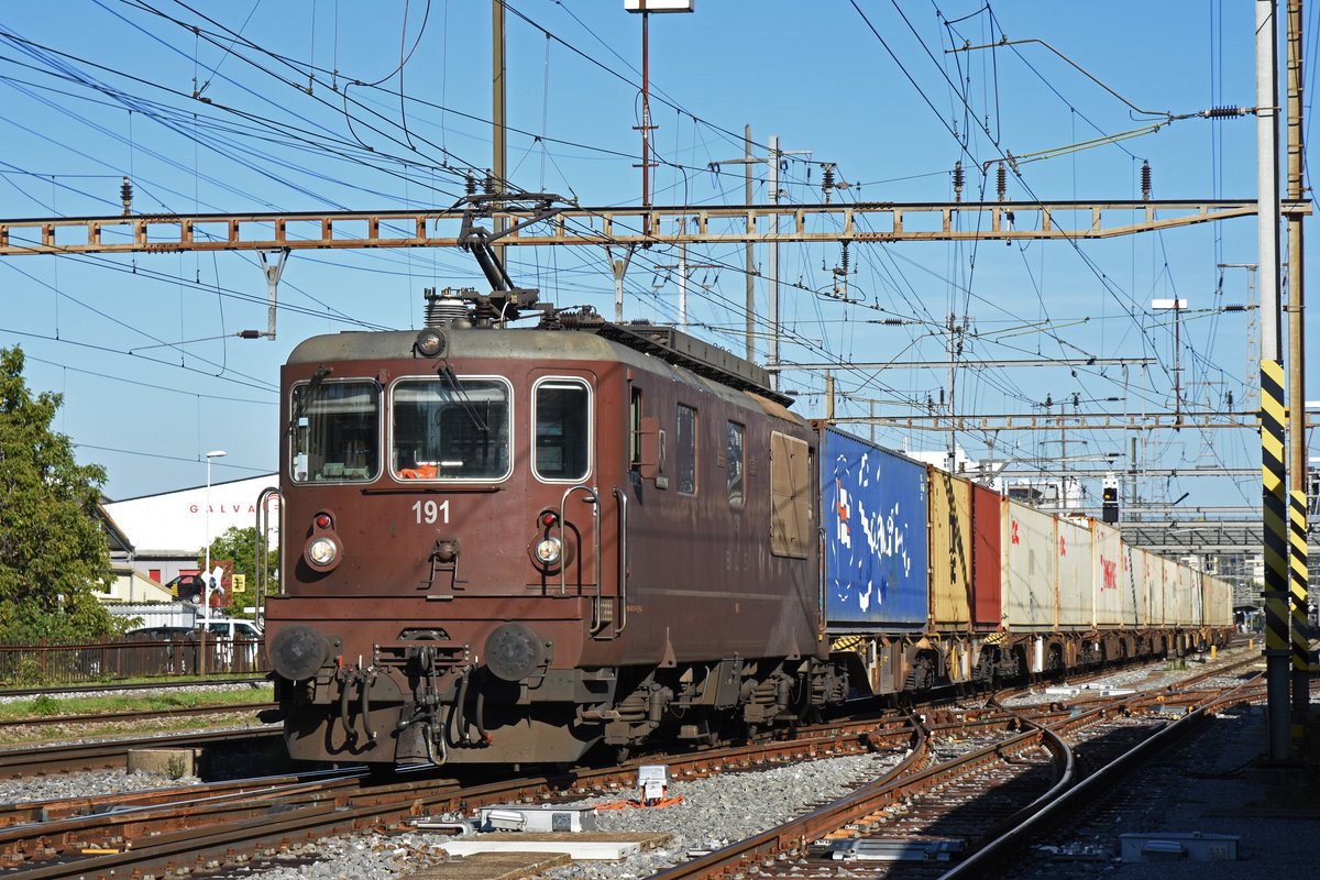 Re 425 191 durchfährt den Bahnhof Pratteln. Die Aufnahme stammt vom 13.09.2019.