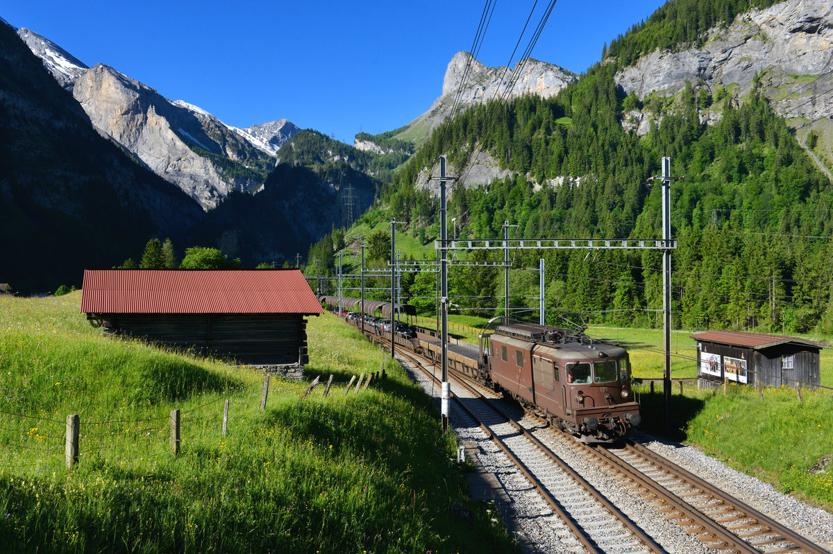 Re 425 191 mit einem Autozug am 11.06.2017 bei Kandersteg. 