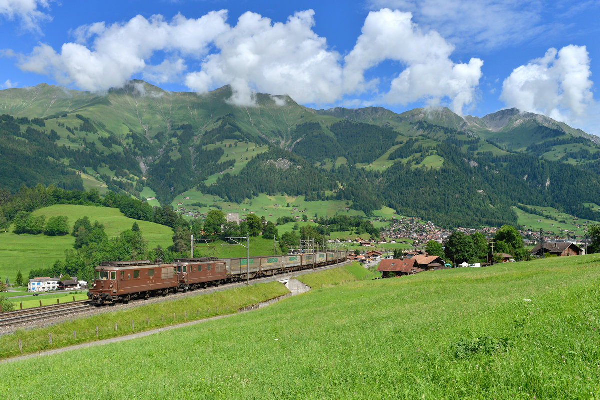 Re 425 192 + Re 425 171 mit einem Containerzug am 15.06.2017 bei Frutigen. 