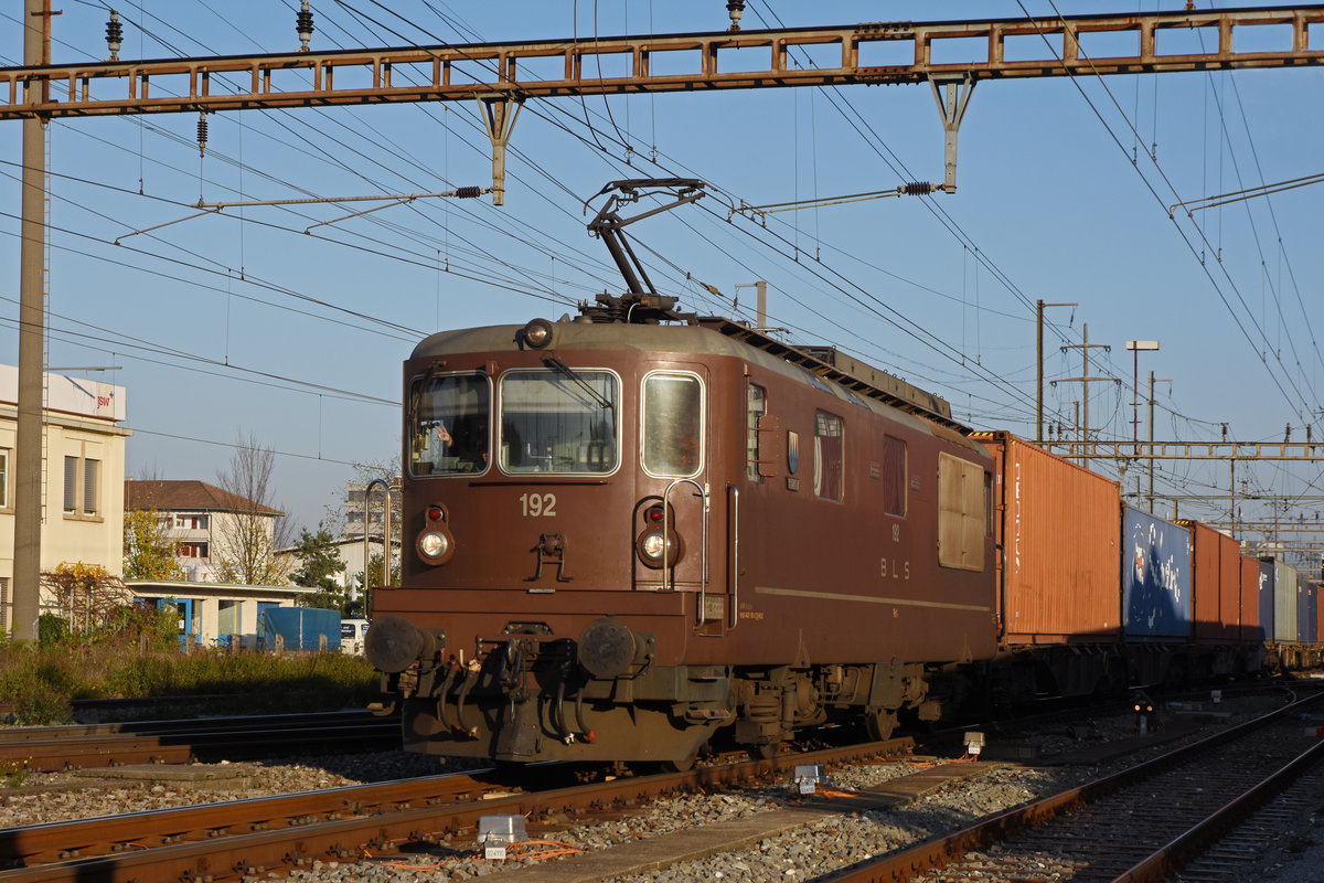Re 425 192 der BLS durchfährt den Bahnhof Pratteln. Die Aufnahme stammt vom 06.11.2020.
