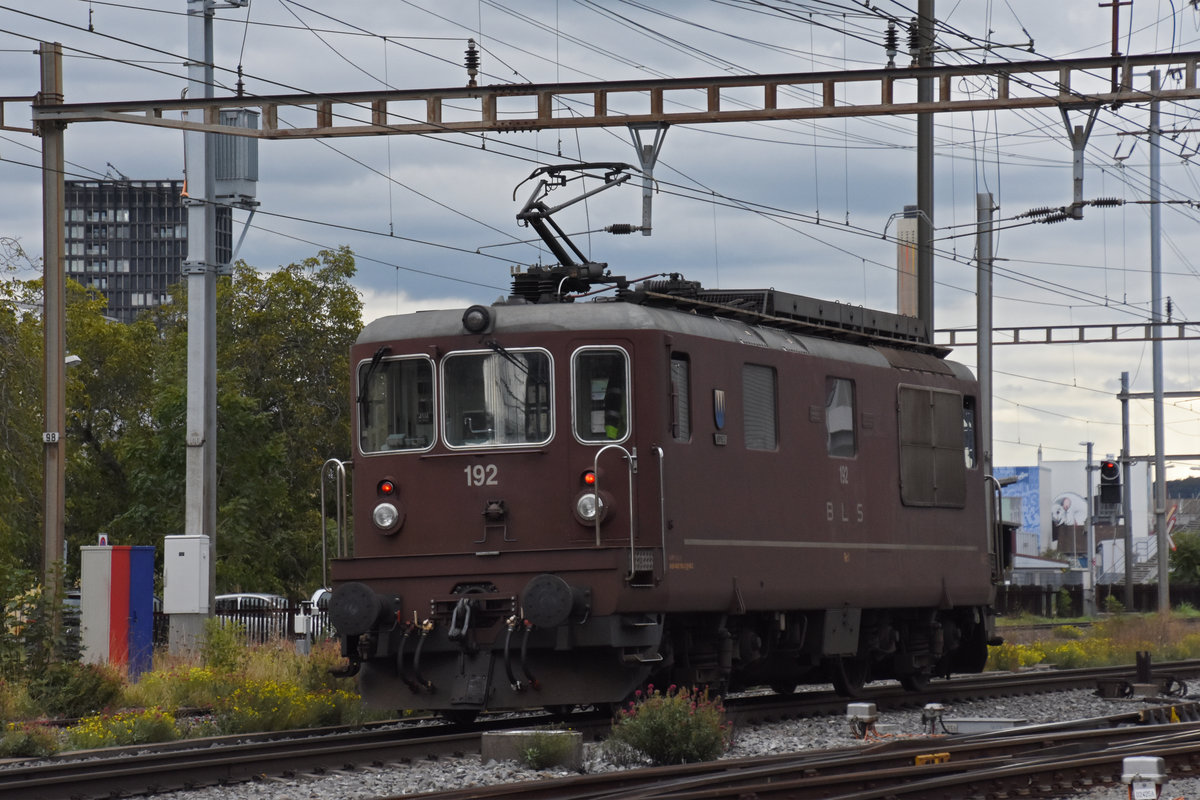 Re 425 192 der BLS wird auf einem Abstellgleis beim Bahnhof Pratteln abgestellt. Die Aufnahme stammt vom 28.09.2020.