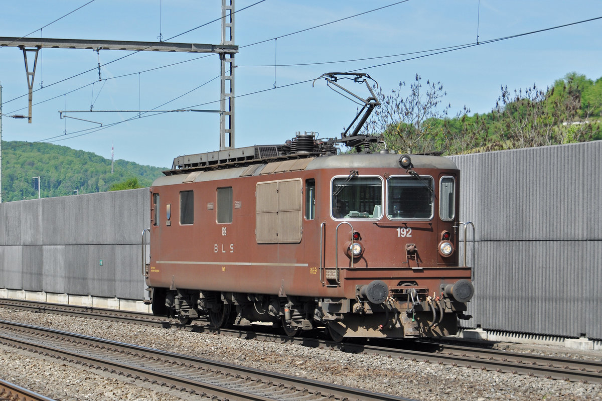 Re 425 192 durchfährt solo den Bahnhof Gelterkinden. Die Aufnahme stammt vom 16.05.2017.
