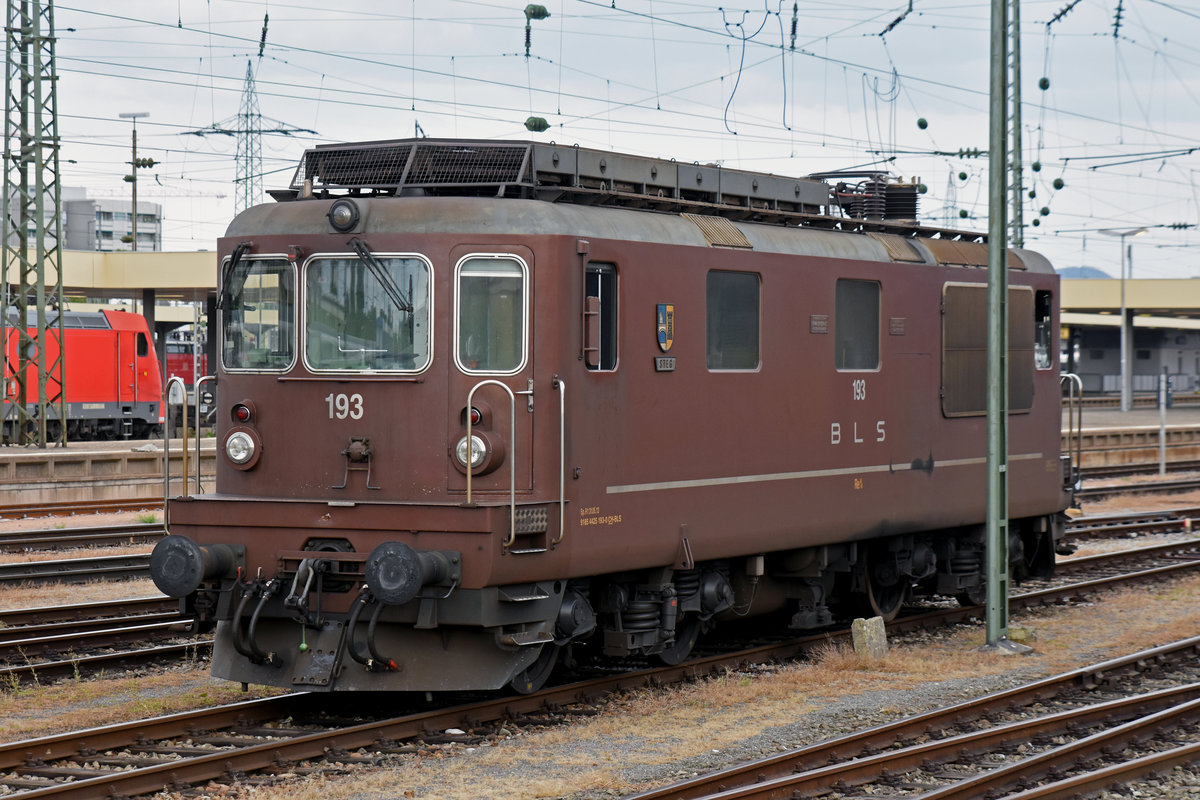Re 425 193 der BLS ist in der Abstellanlage beim badischen Bahnhof abgestellt. Die Aufnahme stammt vom 21.09.2018.