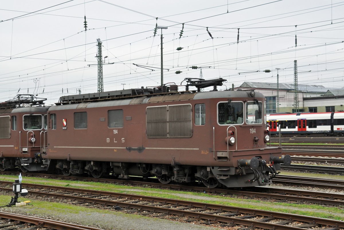Re 425 194 der BLS macht sich für einen nächsten Einsatz bereit. Die Aufnahme entstand am 29.11.2014 am Badischen Bahnhof.