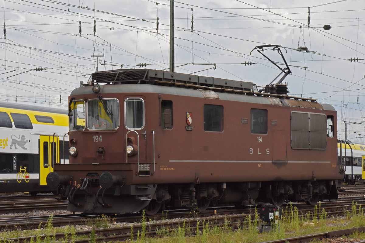 Re 425 194 der BLS verlässt die Abstellanlage beim badischen Bahnhof. Die Aufnahme stammt vom 17.07.2020.