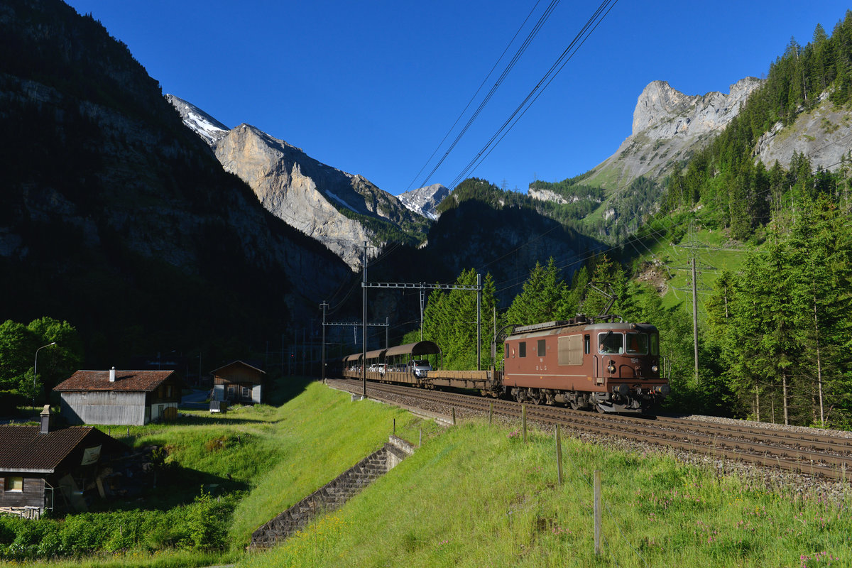 Re 425 194 mit einem Autozug am 11.06.2017 bei Kandersteg. 