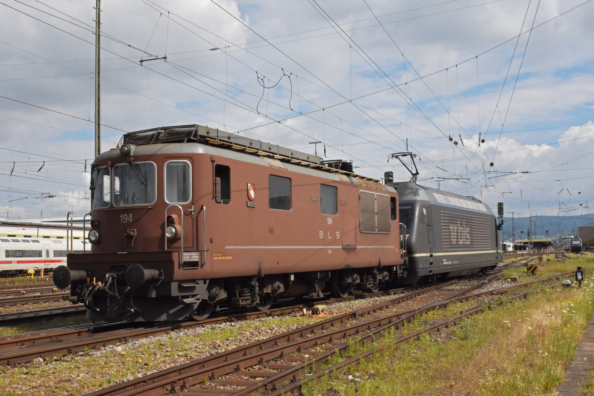 Re 425 194 sollte eigentlich am 17.07.2020 die Abstellanlage beim badischen Bahnhof verlassen. Die Maschine erleidet aber einen Defekt und die Re 465 017-2 schleppt die Re 425 194 wieder in die Abstellanlage.