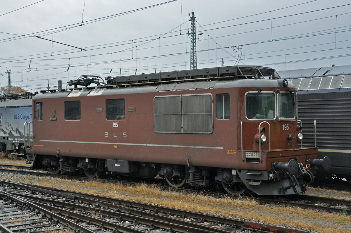 Re 425 195 steht in der Abstellanlage beim badischen Bahnhof. Die Aufnahme stammt vom 01.11.2020.
