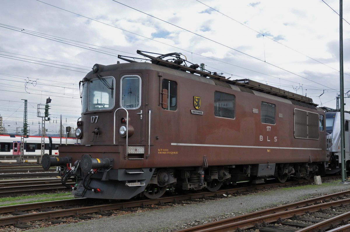 Re 425 mit der Betriebsnummer 177 wartet am Badischen Bahnhof auf den nächsten Einsatz. Die Aufnahme stammt vom 26.11.2014.