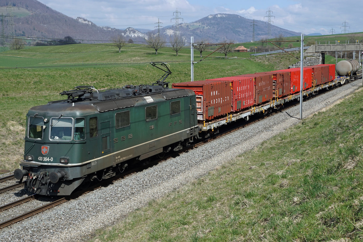 Re 430 064-0 mit einem  Kurzgüterzug  zwischen Niederbipp und Wangen an der Aare am 27. März 2019.
Foto: Walter Ruetsch