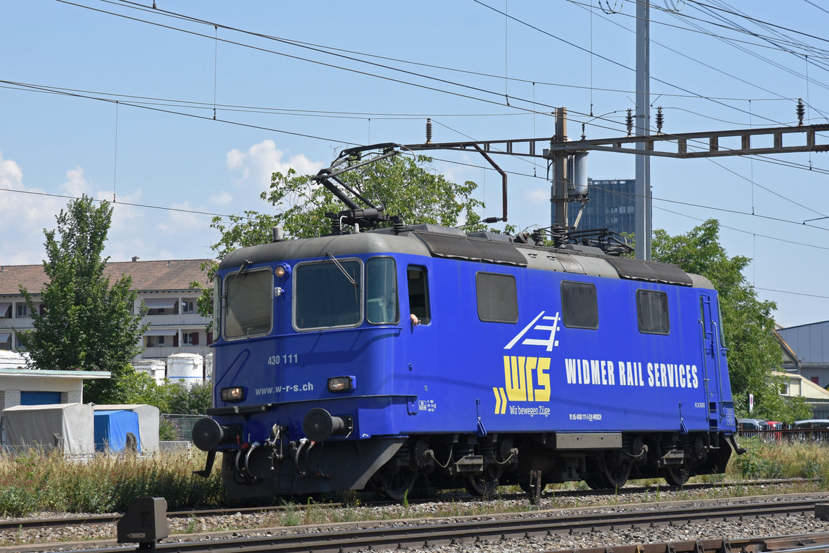 Re 430 111-5, ex Crossrail  Sara , durchfährt den Bahnhof Pratteln. Die Aufnahme stammt vom 18.07.2018.
