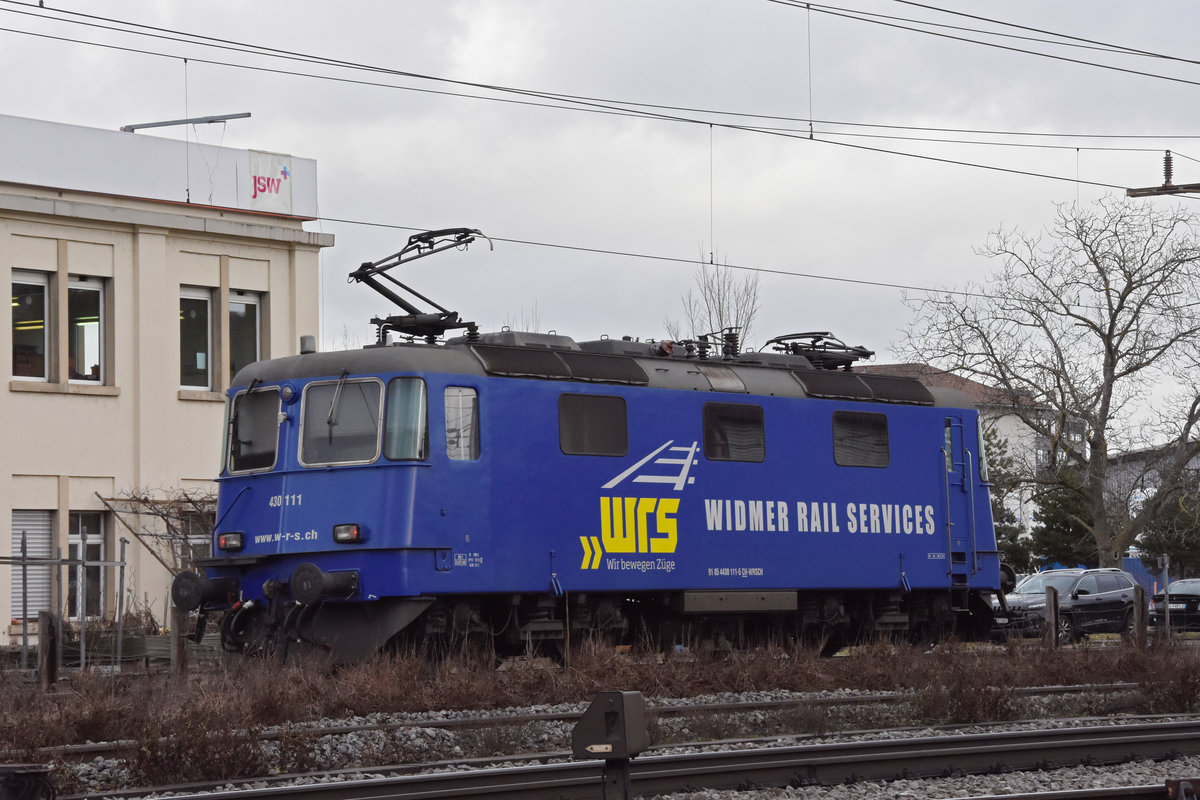 Re 430 111-5 der WRS durchfährt solo den Bahnhof Pratteln. Die Aufnahme stammt vom 25.01.2021.