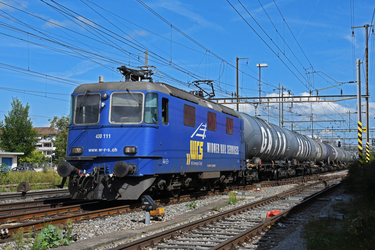 Re 430 111-5 der WRS durchfährt am 01.09.2023 den Bahnhof Pratteln.