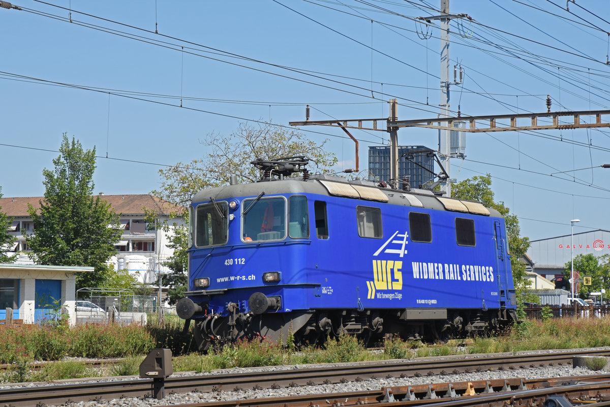 Re 430 112-3 der WRS durchfährt den Bahnhof Pratteln. Die Aufnahme stammt vom 21.08.2020.