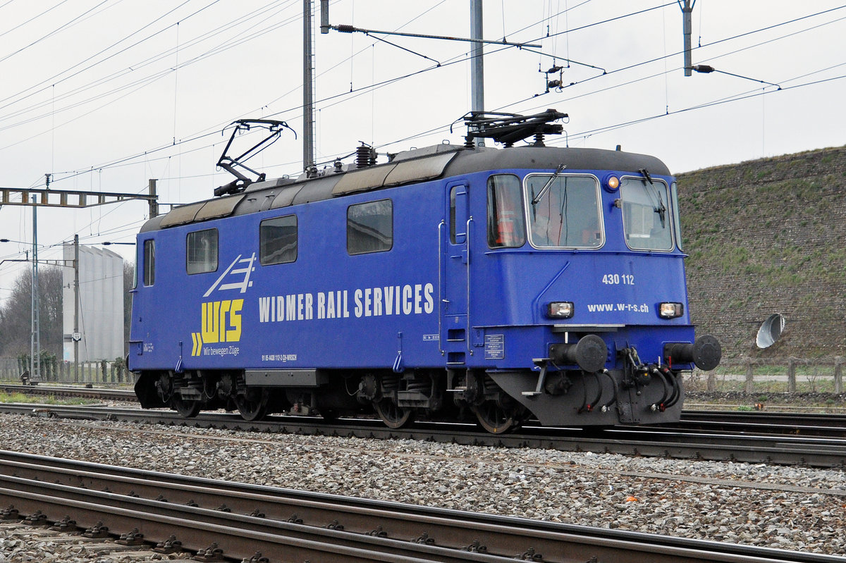 Re 430 112-3 der WRS, ex Crossrail 430 112-3  Zita , durchfährt den Bahnhof Pratteln. Die Aufnahme stammt vom 09.01.2018.