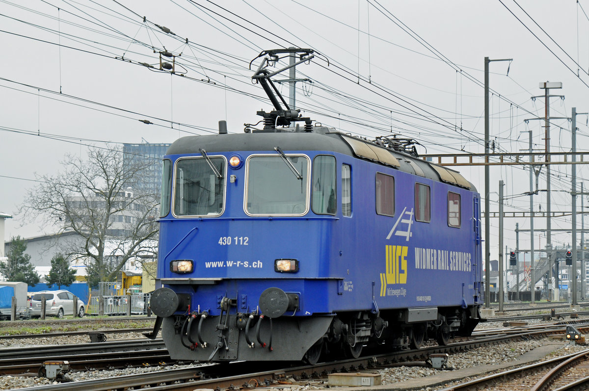 Re 430 112 (ex Crossrail) durchfährt solo den Bahnhof Pratteln. Die Aufnahme stammt vom 20.03.2018.