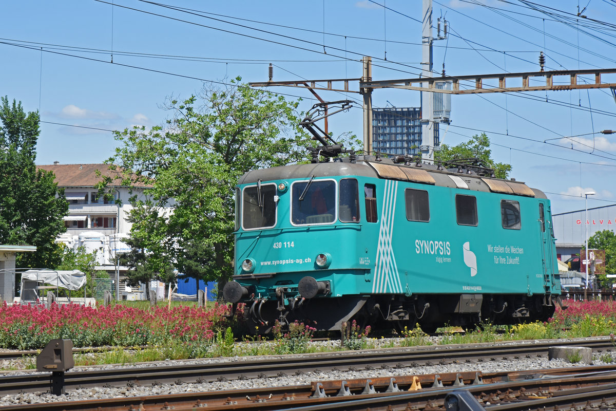 Re 430 114-9 der WRS durchfährt solo den Bahnhof Pratteln. Die Aufnahme stammt vom 29.05.2020.