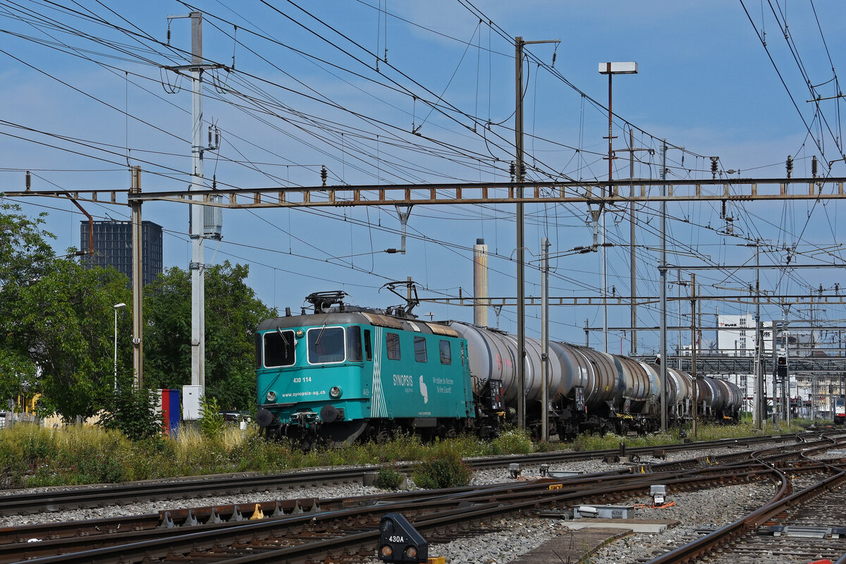 Re 430 114-9 der WRS durchfährt den Bahnhof Pratteln. Die Aufnahme stammt vom 23.07.2021.