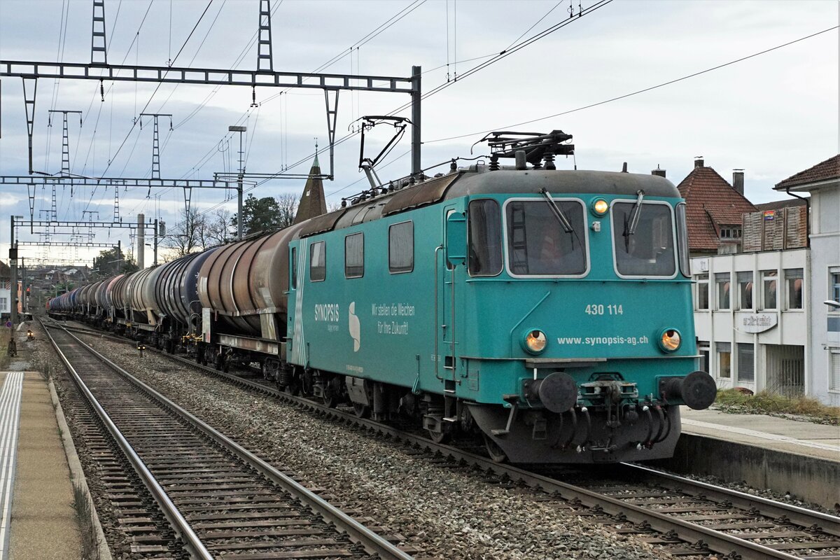 Re 430 114 (WRS).
Die Re 430 114 von Widmer Rail Services (WRS) beim Passieren vom Bahnhof Solothurn West in Richtung Westen. Am Schluss dieses Zuges wurde die WRS Am 841 009-4, ehemals SBB, mitgeschleppt.
Foto: Walter Ruetsch
