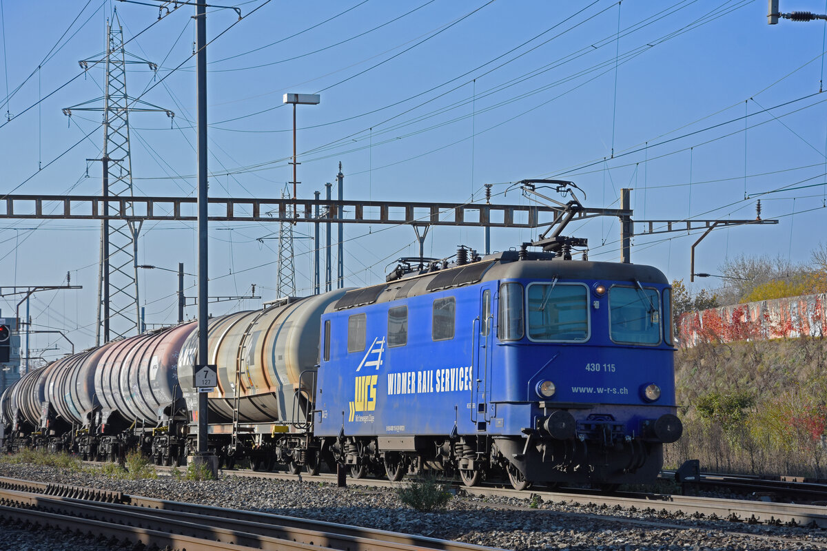 Re 430 115-6 der WRS durchfährt den Bahnhof Pratteln. Die Aufnahme stammt vom 09.11.2021.