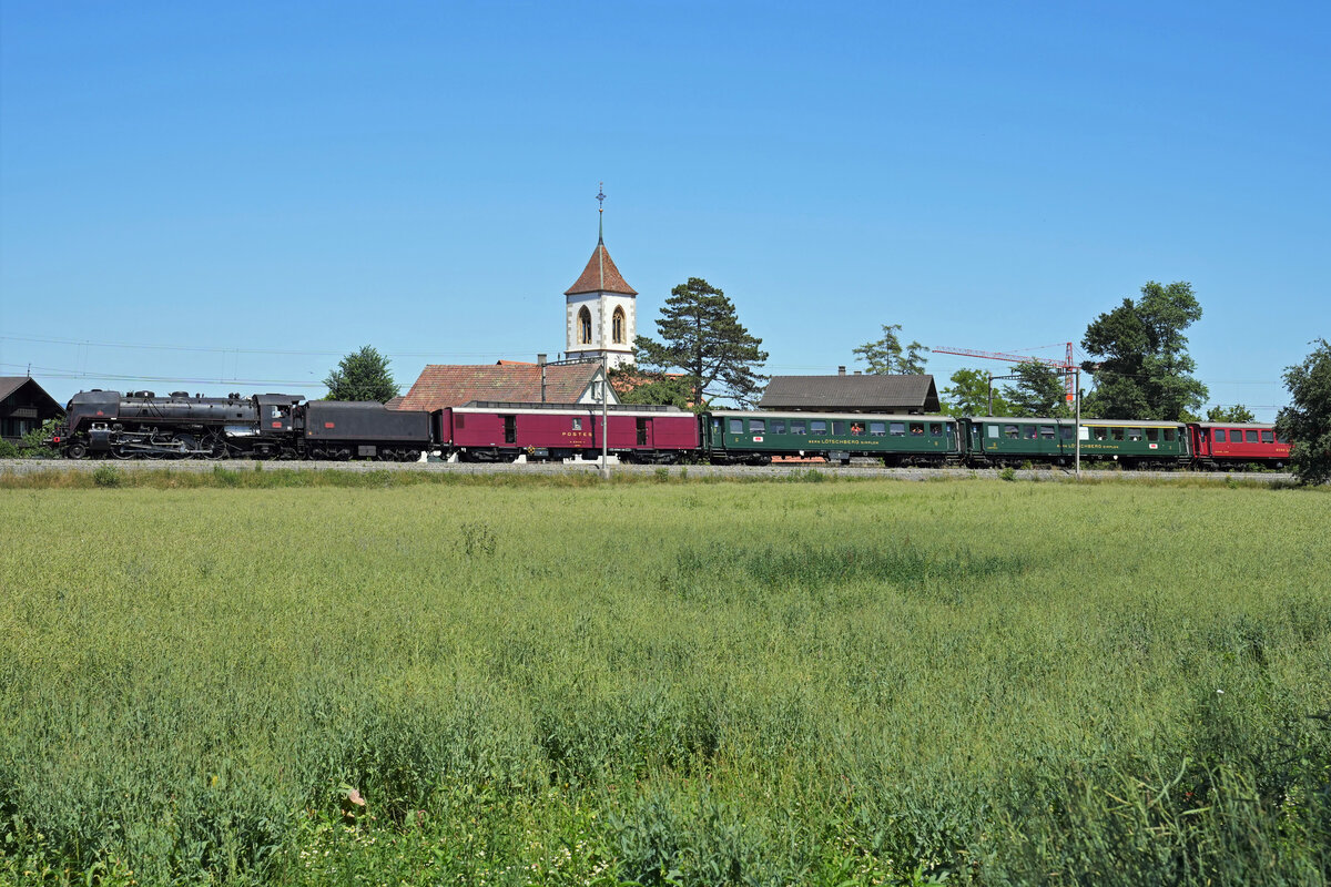 Re 430 115 (WRS)
TRAIN DU PRINTEMPS
vom 11. Juni 2022
Angefahren wurden die Bahnhöfe
Vallorbe – Lausanne – Romont – Lyss - Gorgier-St-Aubin – Lausanne – Vallorbe
Vor der Kulisse der Kirche Aegerten.
Foto: Walter Ruetsch