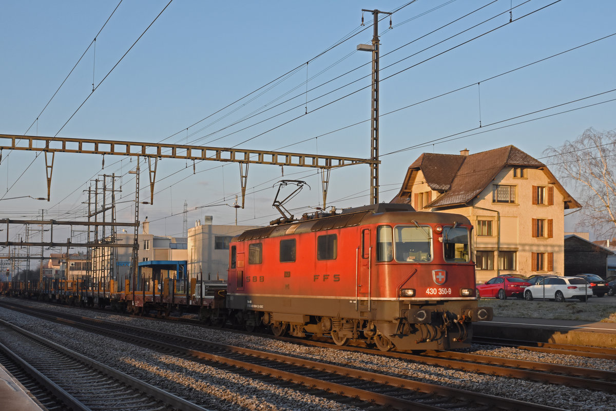 Re 430 350-9 durchfährt den Bahnhof Rupperswil. Die Aufnahme stammt vom 17.01.2020.