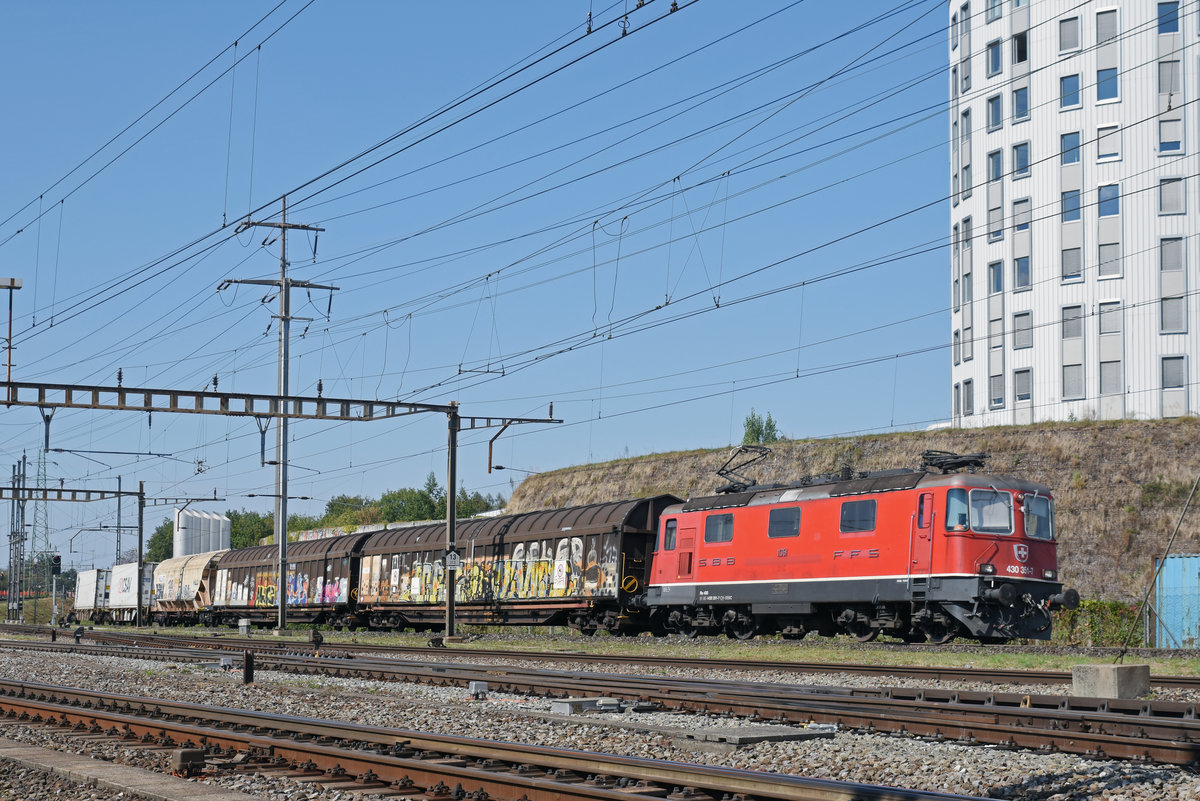 Re 430 351-7 durchfährt den Bahnhof Pratteln. Die Aufnahme stammt vom 18.09.2018.