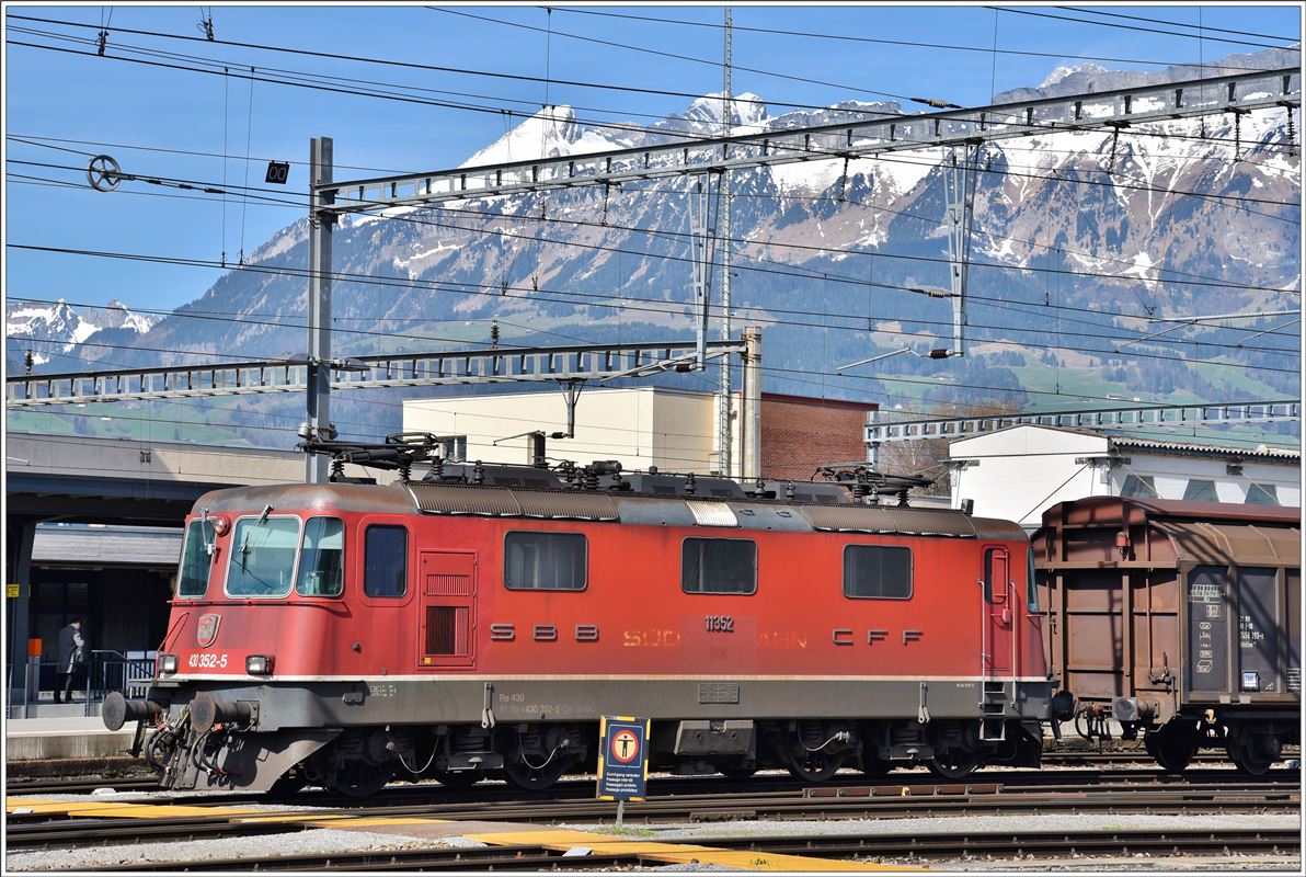 Re 430 352-5 ex Südostbahn, was auf den Seitenflächen noch schwach zu erkennen ist, in Buchs SG. Im Hintergrund der Gulme und Wildhauser Schafberg. (23.03.2017)