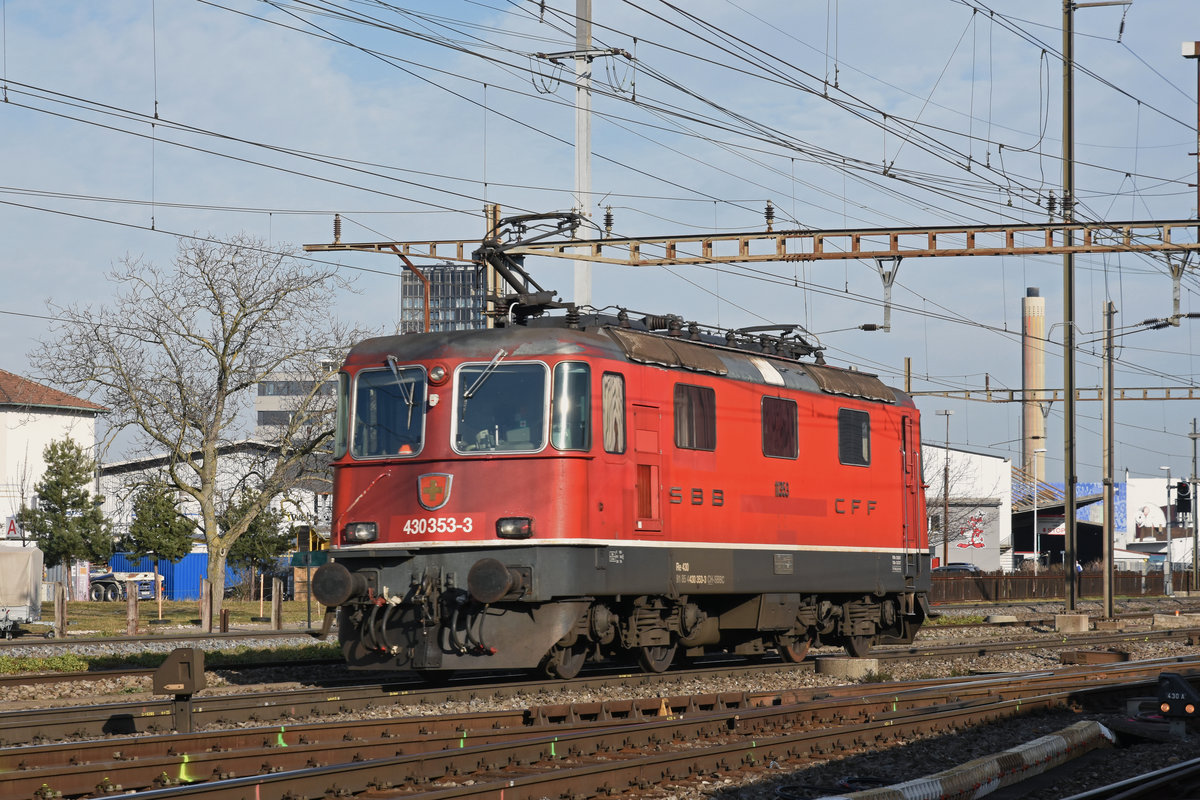 Re 430 353-3 durchfährt solo den Bahnhof Pratteln. Die Aufnahme stammt vom 21.02.2019.