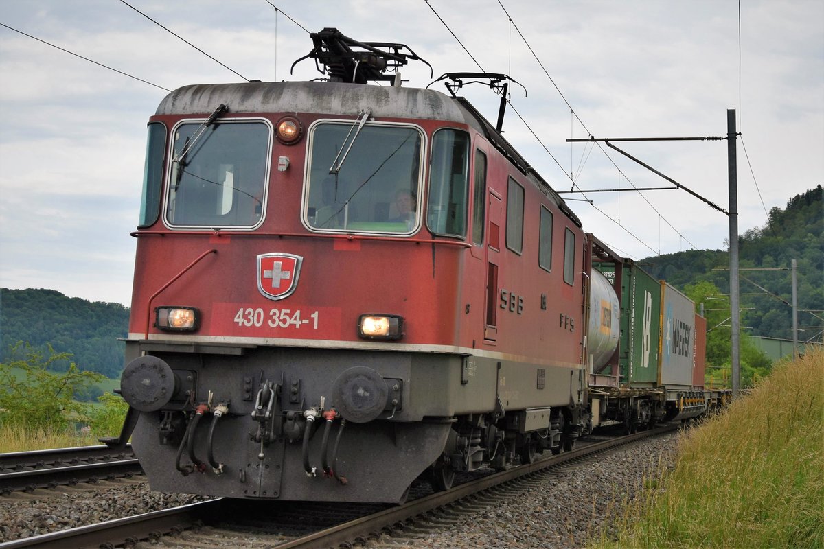 Re 430 354-1 auf dem Weg Richtung Basel bei Frick am 21.06.2019.