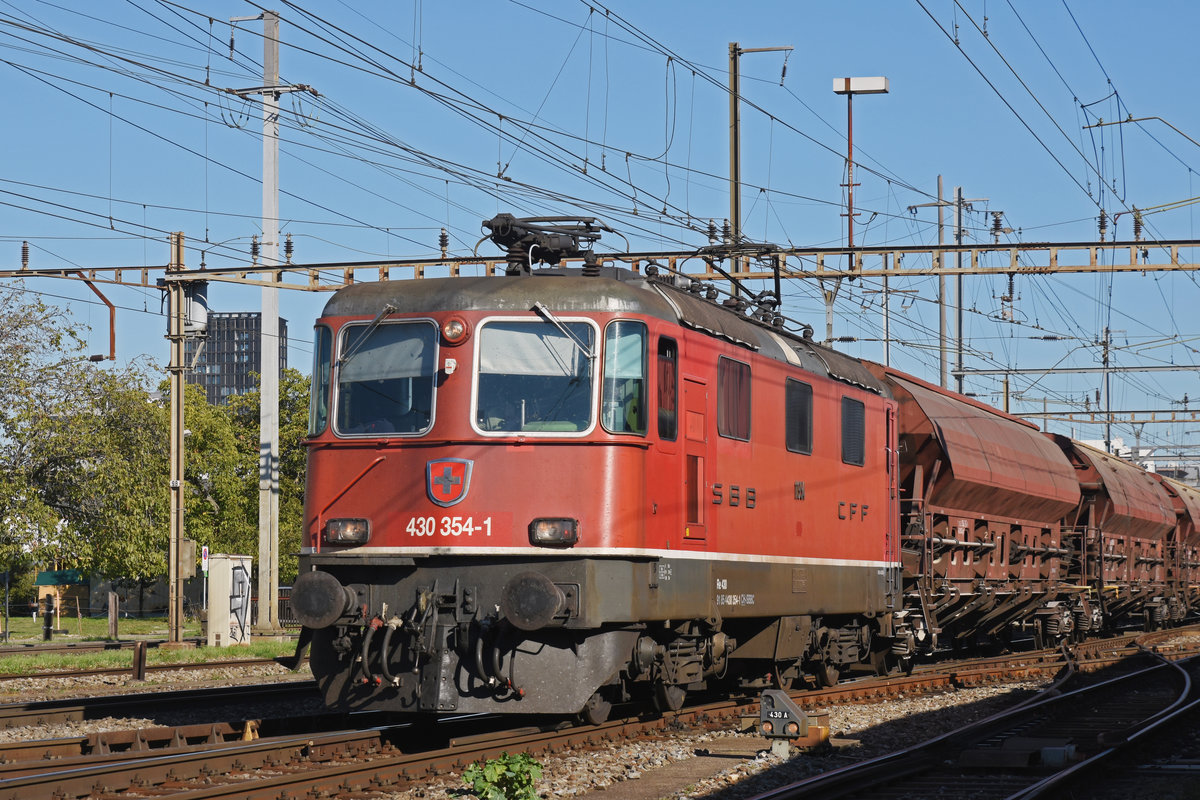 Re 430 354-1 durchfährt den Bahnhof Pratteln. Die Aufnahme stammt vom 05.10.2018.