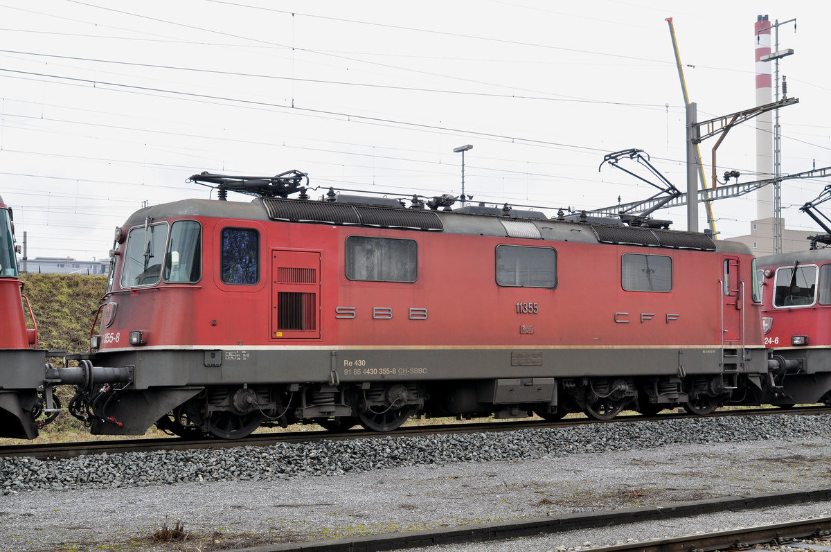 Re 430 355-8 (11355) wartet beim Güterbahnhof Muttenz auf den nächsten Einsatz. Die Aufnahme stammt vom 06.02.2017.
