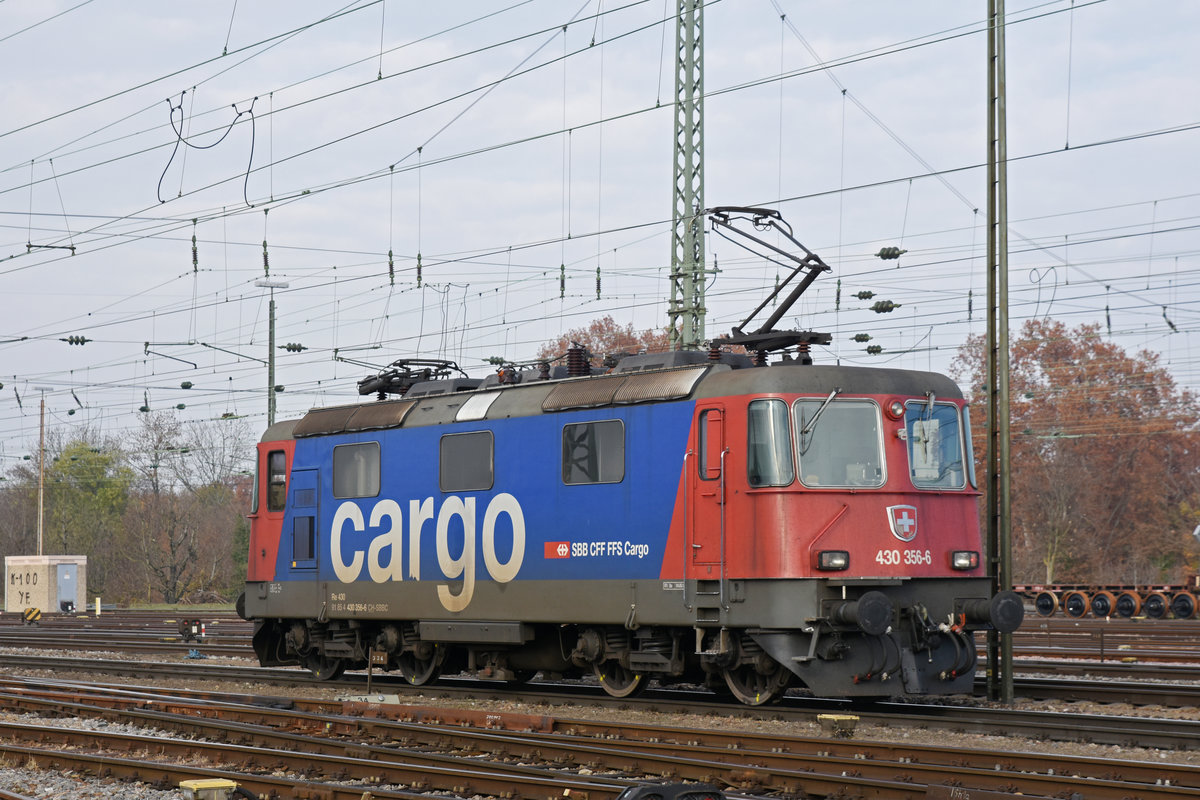 Re 430 356-6 durchfährt solo den badischen Bahnhof. Die Aufnahme stammt vom 20.11.2018.