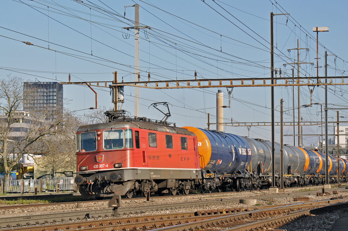 Re 430 357-4 durchfährt den Bahnhof Pratteln. Die Aufnahme stammt vom 13.02.2018.