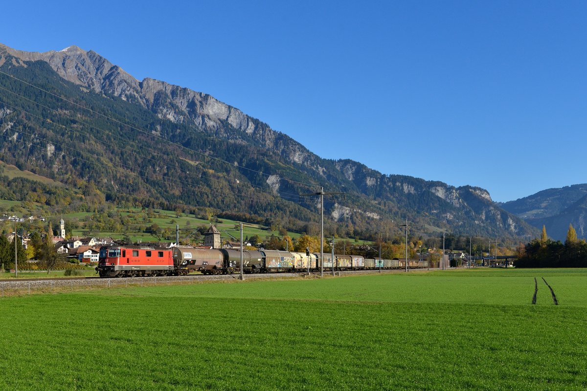 Re 430 357 mit einem Güterzug am 03.11.2017 bei Maienfeld. 