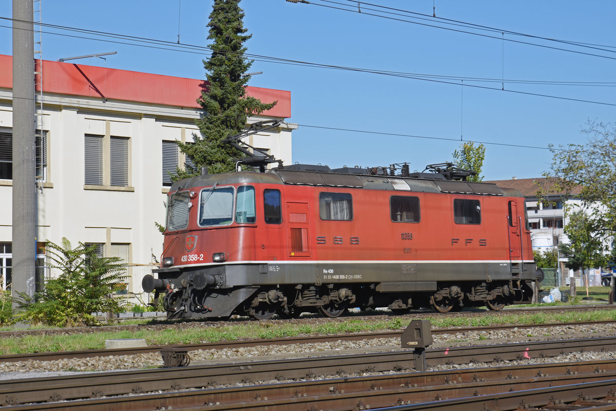 Re 430 358-2 durchfährt den Bahnhof Pratteln. Die Aufnahme stammt vom 05.10.2018.