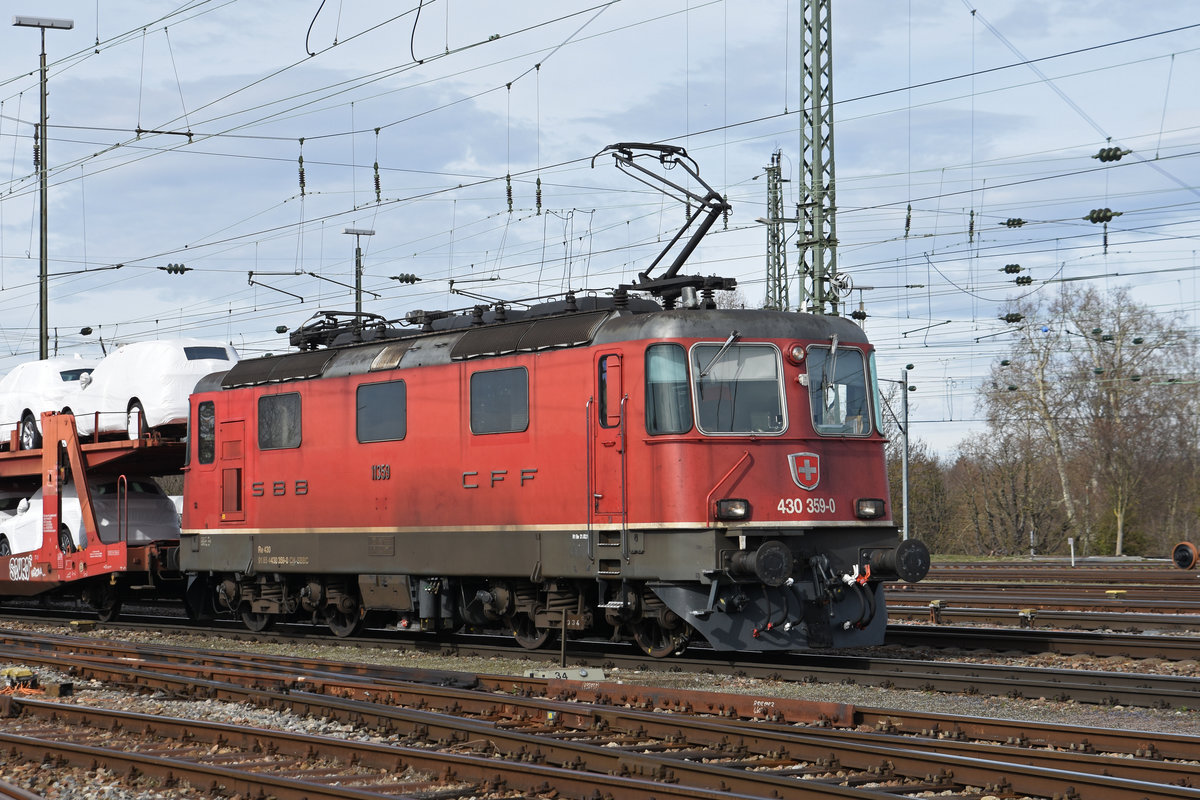 Re 430 359-0 durchfährt den badischen Bahnhof. Die Aufnahme stammt vom 12.03.2019.