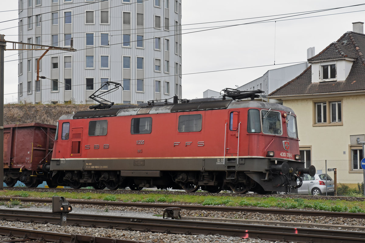 Re 430 359-0 durchfährt den Bahnhof Pratteln. Die Aufnahme stammt vom 24.10.2018.