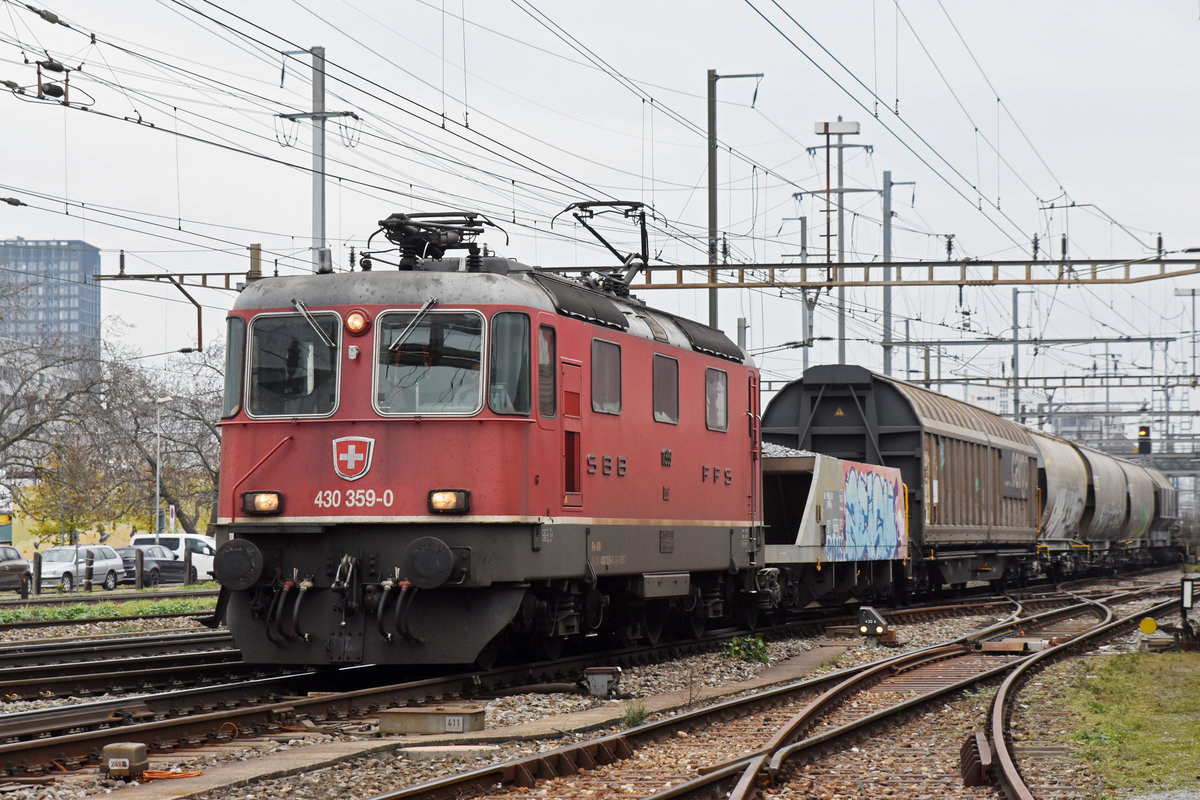 Re 430 359-0 durchfährt den Bahnhof Pratteln. Die Aufnahme stammt vom 19.11.2018.
