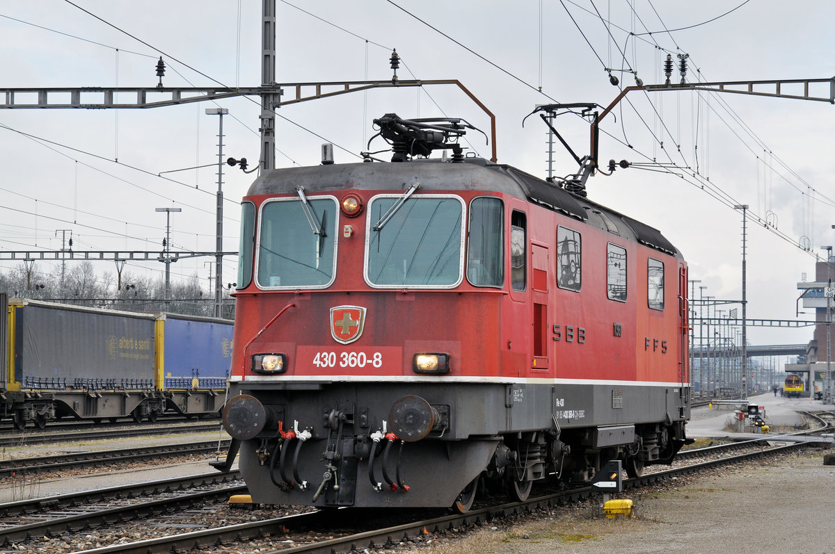 Re 430 360-8 (11360) durchfährt den Güterbahnhof Muttenz. Die Aufnahme stammt vom 06.02.2017.