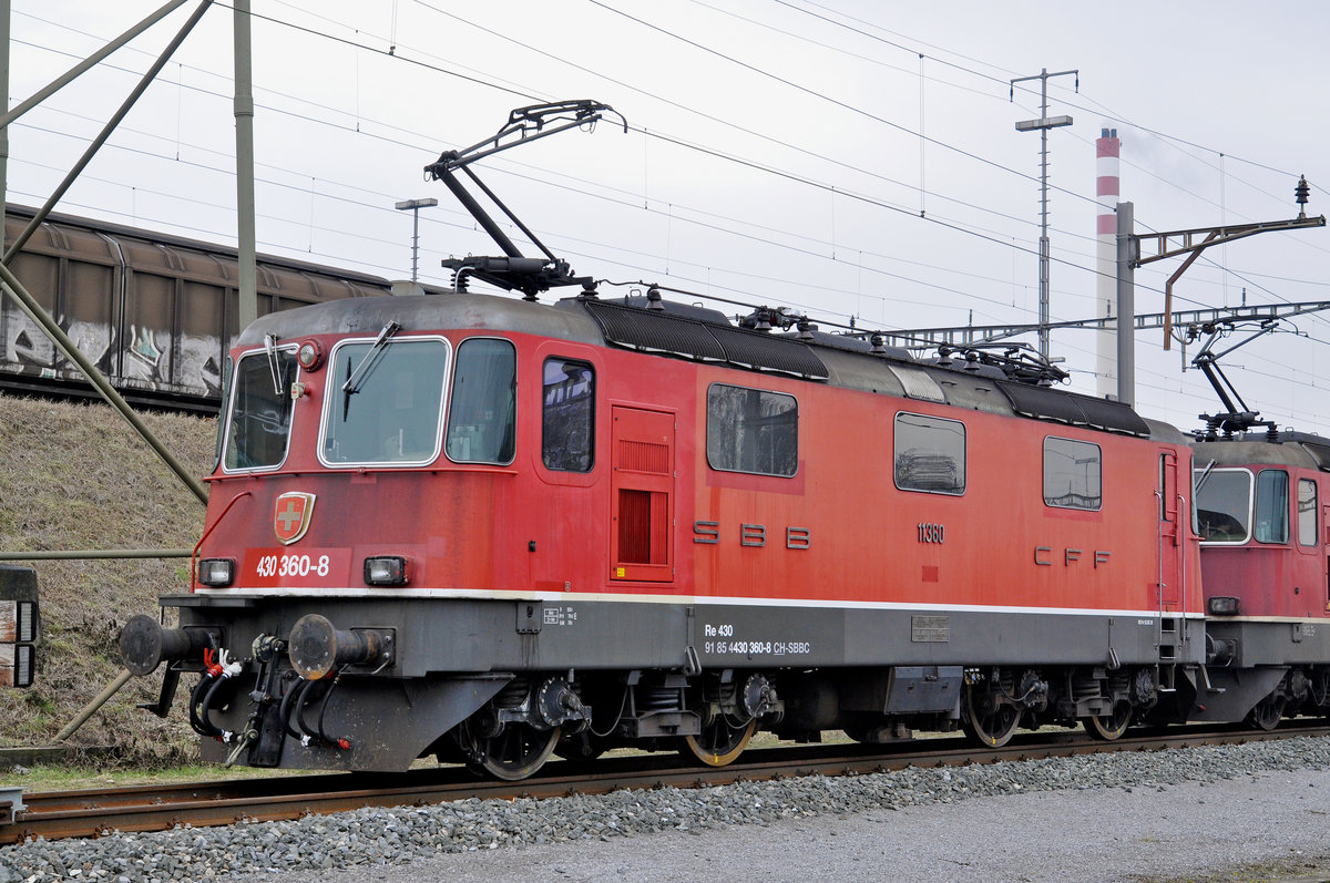 Re 430 360-8 (11360) wartet beim Güterbahnhof Muttenz auf den nächsten Einsatz. Die Aufnahme stammt vom 30.01.2017.