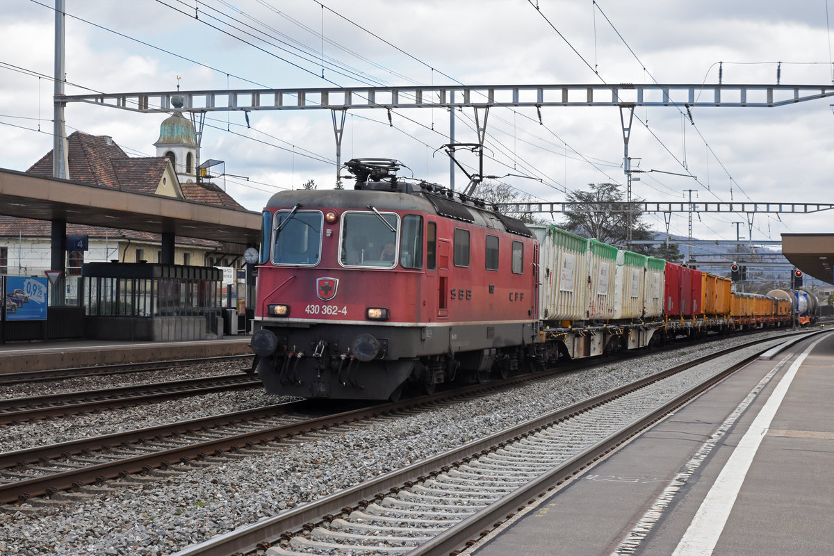Re 430 362-4 durchfährt den Bahnhof Rupperswil. Die Aufnahme stammt vom 13.03.2020.