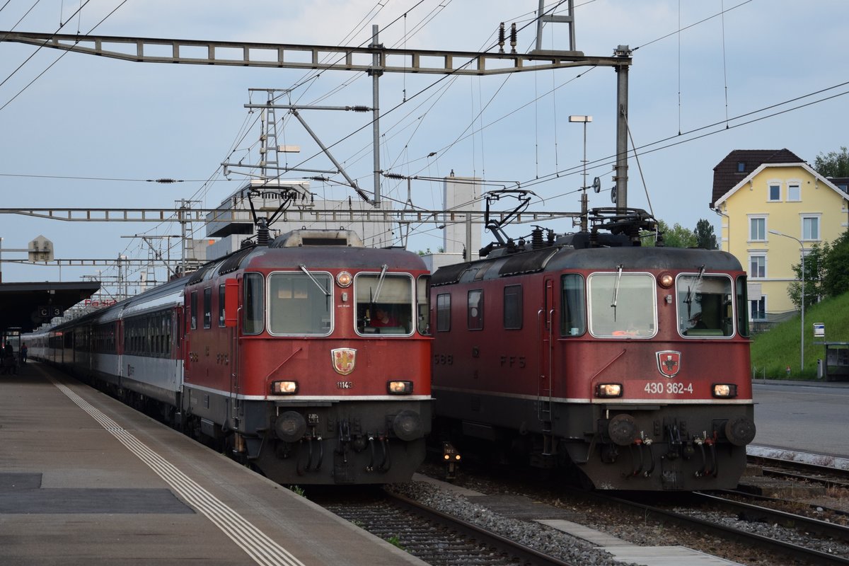 Re 430 362-4 wird am 01.06.2017 in Killwangen Spreitenbach von der Re 4/4 II 11143 überholt.