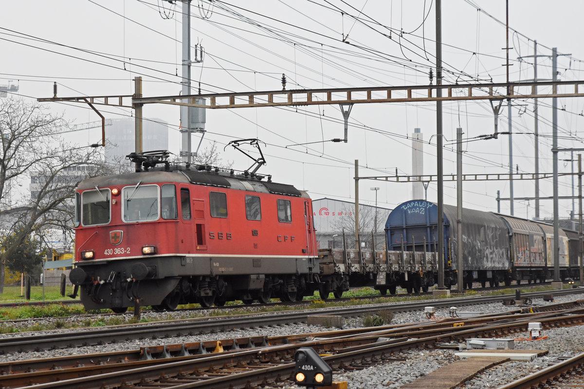 Re 430 363-2 durchfährt den Bahnhof Pratteln. Die Aufnahme stammt vom 23.11.2019.