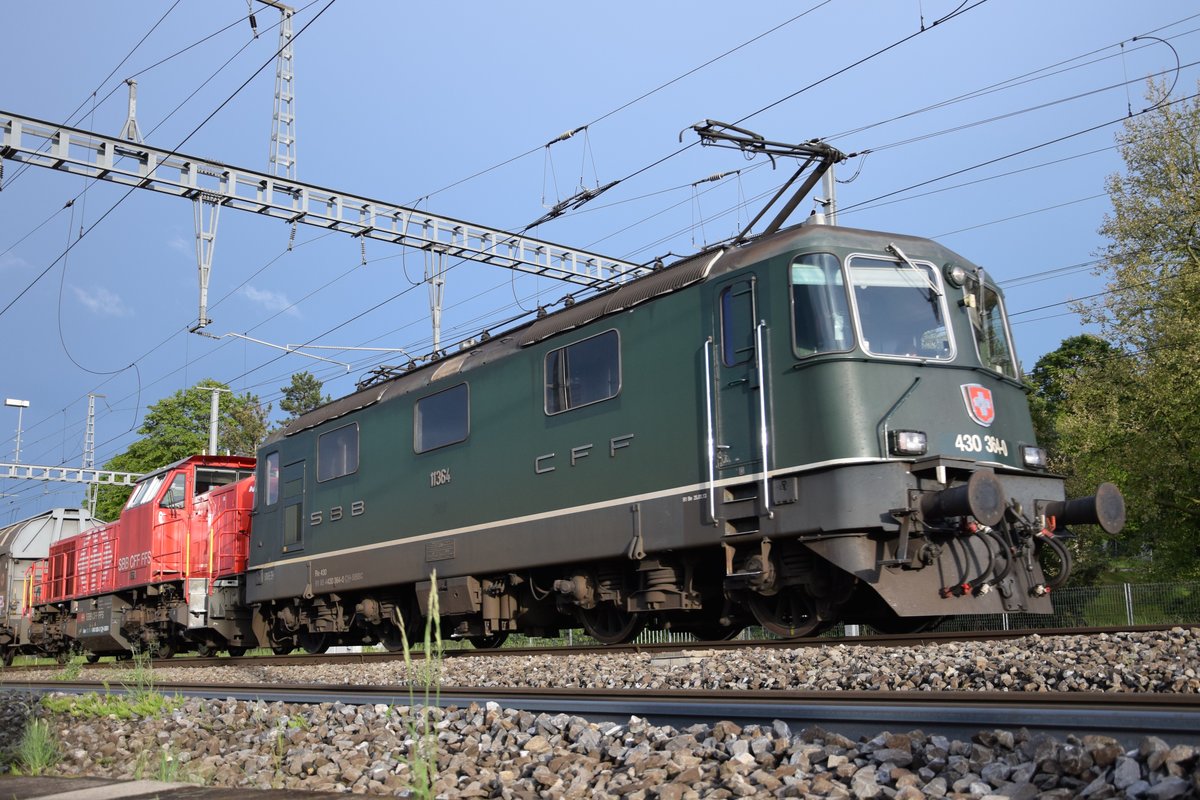 Re 430 364-0 bei der Einfahrt in den Bahnhof Brugg am 12.05.2017.